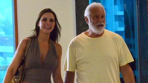 Antonio Fagundes, de 'Dois Irmãos', passeia de mãos dadas com a namorada, no Rio