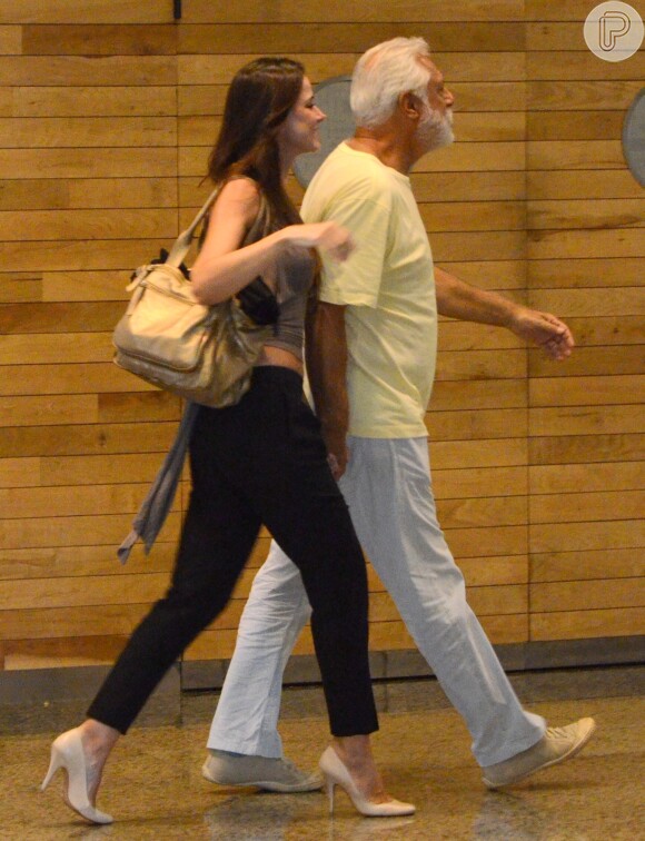 Antonio Fagundes passeia de mãos dadas com a namorada, Alexandra Martins, pelo Shopping Rio Design, na Barra da Tijuca, na Zona Oeste do Rio de Janeiro