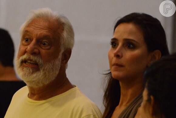 Antonio Fagundes passeia de mãos dadas com a namorada, Alexandra Martins, pelo Shopping Rio Design, na Barra da Tijuca, na Zona Oeste do Rio de Janeiro