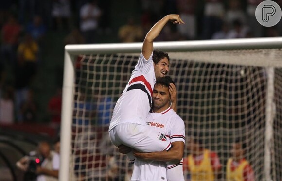 Alexandre Pato comemora gol com companheiro de equipe