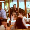 Grazi Massafera janta na companhia de Débora Nascimento, Anna Lima e mais algumas amigas em um restaurante da Barra da Tijuca, na Zona Oeste do Rio de Janeiro, em 4 de fevereiro de 2015