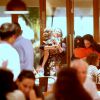 Grazi Massafera janta na companhia de Débora Nascimento, Anna Lima e mais algumas amigas em um restaurante da Barra da Tijuca, na Zona Oeste do Rio de Janeiro, em 4 de fevereiro de 2015