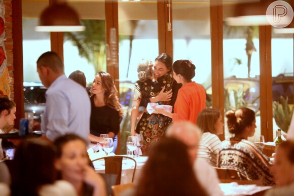 Grazi Massafera abraça Débora Nascimento ao chegar em restaurante