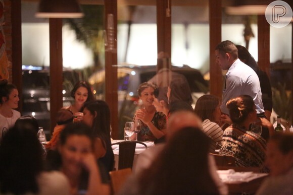 Grazi Massafera , Débora Nascimento e Anna Lima conversam durante jantar