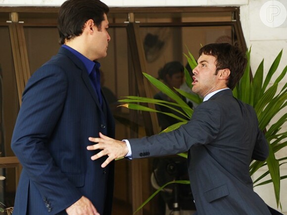 Israel (Kayky Brito) confronta Marcos (Thiago Lacerda) e pergunta até quando o primo vai prejudicá-lo, em 'Alto Astral'