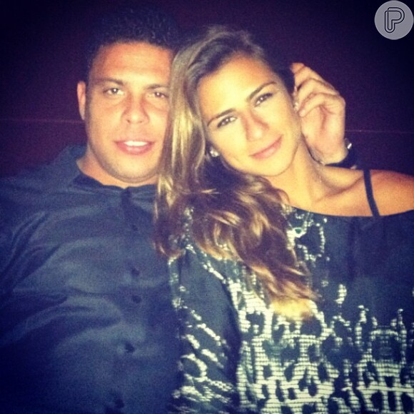 Ronaldo e Paula Morais estão em Londres e fazem brincadeira com o nome da suíte que estão hospedados, em 11 de abril de 2013