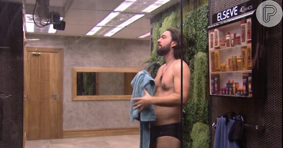 'BBB15': água acaba no programa e Marco fica só de cueca sem tomar banho. 'Já?', perguntou ele nesta quinta-feira, 5 de fevereiro de 2015