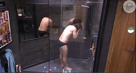No 'BBB15', Marco começou a tomar banho mas a água do reality show acabou