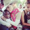 Madonna e a filha mais velha, Lourdes Maria, posam com crianças do Malawi