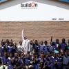 Madonna posa em frente a uma das 10 escolas que construiu no Malawi rebatendo críticas da presidente do país, em 11 de abril de 2013