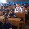 Madonna é fotografada enquanto visita uma das escolas que ajudou a contruir no país africano