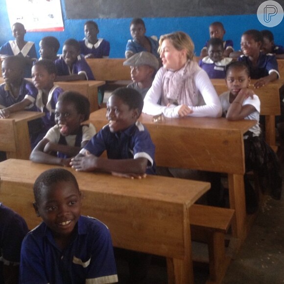 Madonna é fotografada enquanto visita uma das escolas que ajudou a contruir no país africano