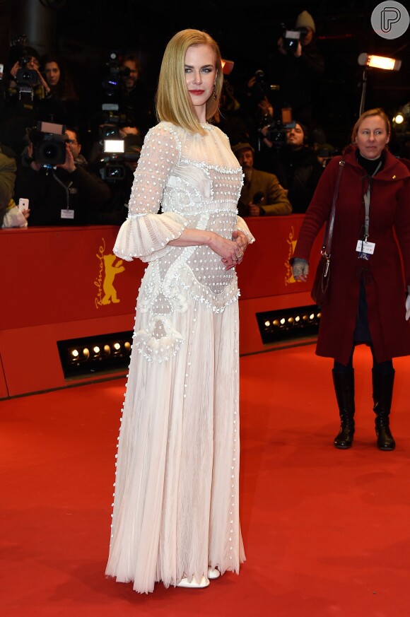 Com um look de renda da grife Valentino, Nicole Kidman brilhou durante festival de cinema em Berlim, na Alemanha