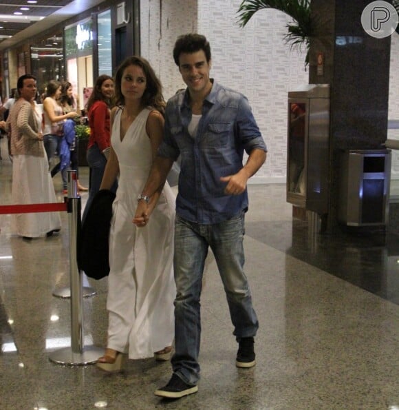 Paolla Oliveira e Joaquim Lopes foram ao cinema na véspera do Dia dos Namorados, em junho de 2014, no shopping Rio Design Barra,  Zona Oeste do Rio de Janeiro