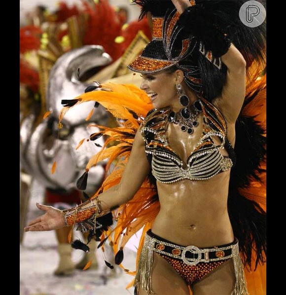 Paolla Oliveira foi rainha de bateria da Grande Rio em 2010. Joaquim lopes foi fotografado com a então namorada após o desfile no camarote de uma cervejaria