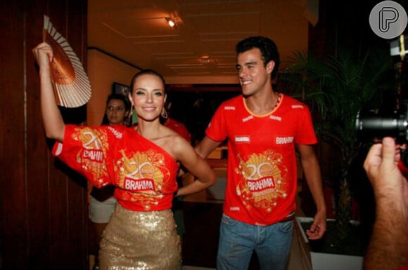 Paolla Oliveira foi rainha de bateria da Grande Rio em 2010. Joaquim lopes foi fotografado com a então namorada após o desfile no camarote de uma cervejaria