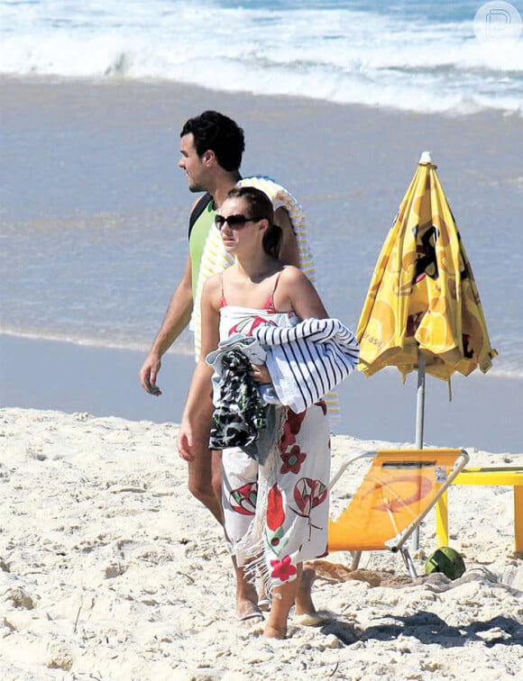 Paolla e Joaquim foram fotografados juntos pela primeira vez em agosto de 2009, na praia da Reserva, no Rio. O relacionamento começou na festa de casamento de Carol Castro