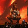 Anitta sensualiza em show ao lado de Nego do Borel