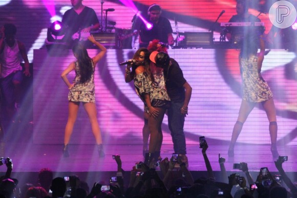 Anitta sensualiza em show ao lado do Nego do Borel, em São Gonçalo, no Rio de Janeiro