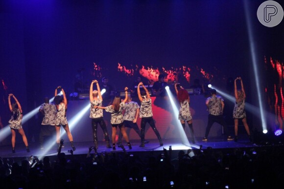 Anitta sensualiza em show ao lado do Nego do Borel, em São Gonçalo, no Rio de Janeiro