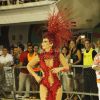 Viviane Araújo posa com fantasia discreta em desfile da Boa Vista, em Vitória, no Espírito Santo