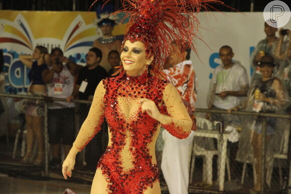 Viviane Araújo aquece Carnaval do Espírito Santo em desfile na cidade. Atriz já disse que fica ansiosa antes de pisar na Avenida: 'É uma mistura de emoções'
