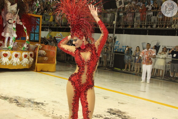 Viviane Araújo desfila como rainha de bateria da escola Boa Vista, em Vitória, no Espírito Santo