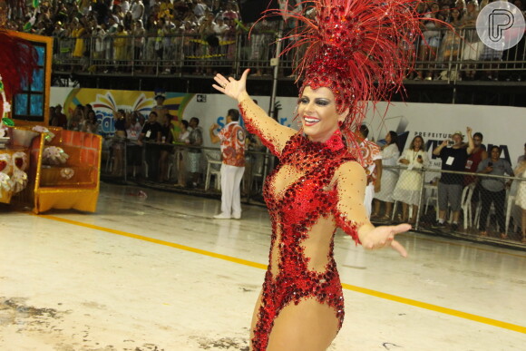 Viviane Araújo desfila como rainha de bateria da escola Boa Vista, em Vitória, no Espírito Santo, em 7 de fevereiro de 2015