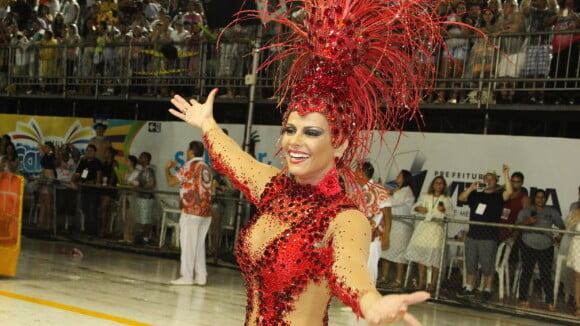 Viviane Araújo desfila em Vitória como rainha de bateria em Carnaval: 'Amo'