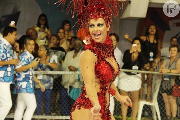 Viviane Araújo agitou o sambódromo ao desfilar como rainha de bateria da escola Boa Vista, em Vitória, no Espírito Santo