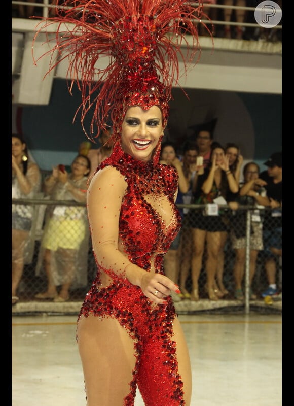 Viviane Araújo usa fantasia comportada em desfile de Carnaval em Vitória, no Espírito Santo