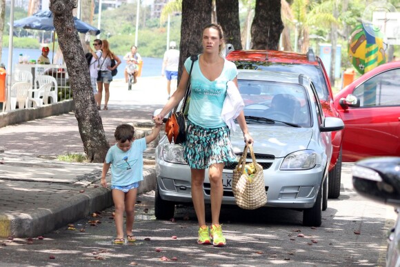 Leticia Birkheuer e João Guilherme, de 3 anos, estiveram na Lagoa Rodrigo de Freitas, na Zona Sul do Rio