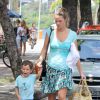 Leticia Birkheuer passeia com o filho no Rio de Janeiro, neste domingo, 8 de fevereiro de 2015