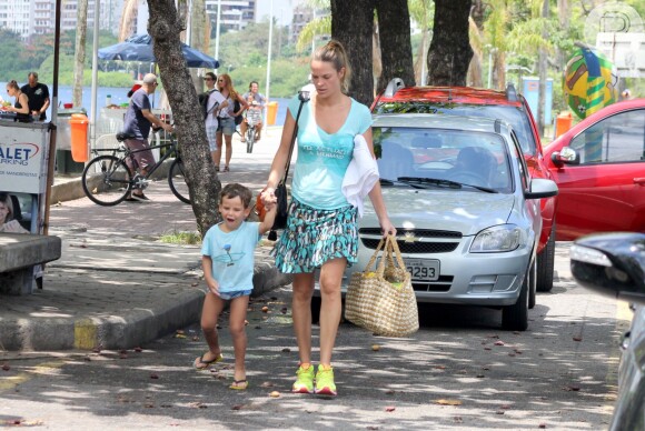 Leticia Birkheuer passeia com o filho no Rio de Janeiro, neste domingo, 8 de fevereiro de 2015
