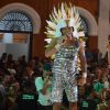 De óculos escuros, Ivete Sangalo se apresenta ao lado de Carlinhos Brown em Salvador, na Bahia