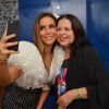 Ivete Sangalo faz selfie com Amelinha nos bastidores do Sarau du Brown