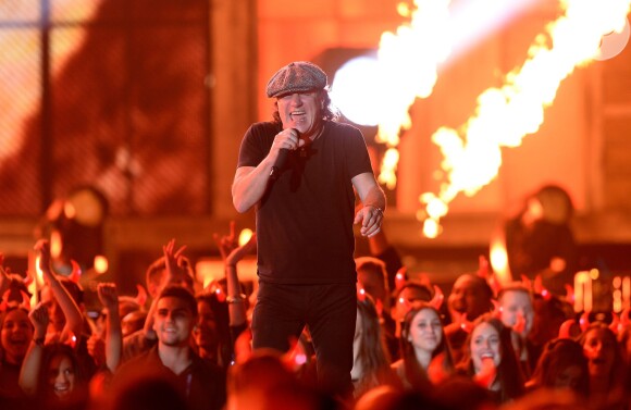 AC/DC abre o Grammy Awards 2015 com as músicas 'Rock or Bust' e 'Highway to Hell'