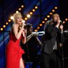Gwen Stefani se apresenta ao lado de Adam Levine no Grammy Awards 2015