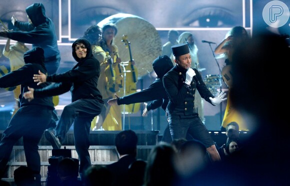 Pharrell Williams faz uma releitura de 'Happy' no palco do Grammy Awards 2015