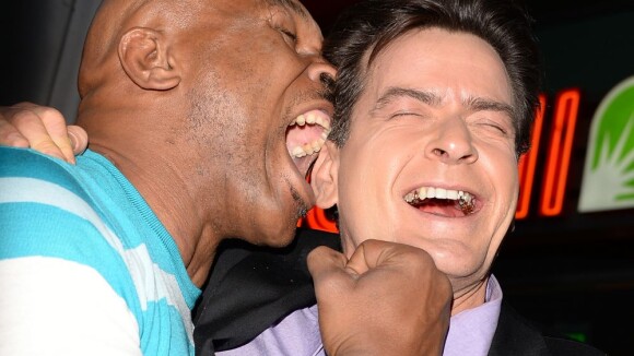 Mike Tyson finge morder orelha de Charlie Sheen em première de Lindsay Lohan