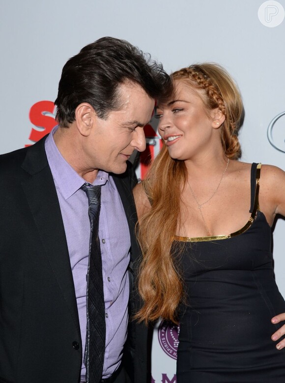 Lindsay Lohan e Charlie Sheen conversam no tapete vermelho