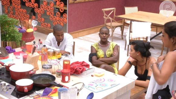 Amanda conversa com Talita, Angélica e Luan na cozinha da casa sobre indicação ao Paredão