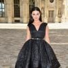 Isis Valverde usou um vestido deslumbrante da grife Dior para assistir aos desfiles da semana de moda em Paris