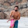 Sofia, filha de Cauã Reymond e Grazi Massafera, se diverte com o pai em praia do Rio de Janeiro