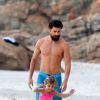 Cauã Reymond leva a filha, Sofia, para brincar na praia