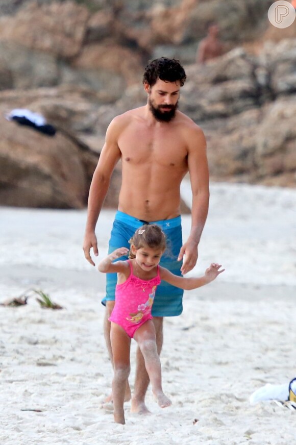 Cauã Reymond leva a filha, Sofia, para brincar na praia