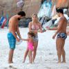 Cauã Reymond brinca com a filha, Sofia, em praia do Rio de Janeiro