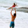 Cauã Reymond brinca com a filha, Sofia, em praia do Rio de Janeiro, nesta segunda-feira, 9 de fevereiro de 2015