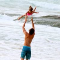 Cauã Reymond brinca com a filha, Sofia, em dia de praia no Rio de Janeiro
