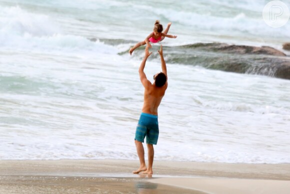 Cauã Reymond brinca com a filha, Sofia, em praia do Rio de Janeiro, nesta segunda-feira, 9 de fevereiro de 2015